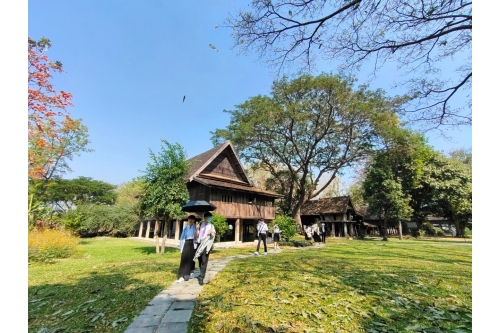 สถาบันภาษา มช. นำนักศึกษาต่างชาติเข้าศึกษาดูงานพิพิธภัณฑ์เรือนโบราณล้านนา มช.