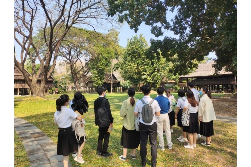 สถาบันภาษา มช. นำนักศึกษาต่างชาติเข้าศึกษาดูงานพิพิธภัณฑ์เรือนโบราณล้านนา มช.
