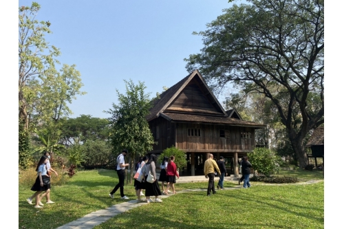 พิพิธภัณฑ์เรือนโบราณล้านนา มช. ได้รับตราสัญลักษณ์มาตรฐานความปลอดภัยด้านสุขอนามัย (Amazing Thailand Safety & Health: SHA) ซึ่งเป็นการยกระดับมาตรฐานการให้บริการและสร้างความมั่นใจให้กับนักท่องเที่ยว