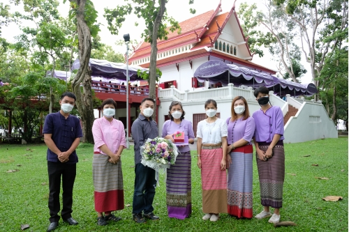 ร่วมรับมอบเกียรติบัตรเกษียณอายุงาน  ในพิธีมุทิตาจิต ข้าราชการ พนักงาน และลูกจ้างประจำของมหาวิทยาลัยเชียงใหม่ ที่เกษียณอายุงาน ประจำปี 2564