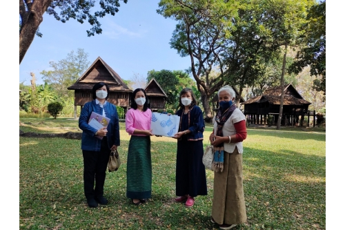 ให้การต้อนรับผู้อำนวยการศูนย์หม่อนไหมเฉลิมพระเกียรติฯ เชียงใหม่ และคุณนุสรา เตียงเกตุ