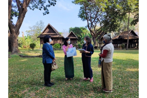 ให้การต้อนรับผู้อำนวยการศูนย์หม่อนไหมเฉลิมพระเกียรติฯ เชียงใหม่ และคุณนุสรา เตียงเกตุ