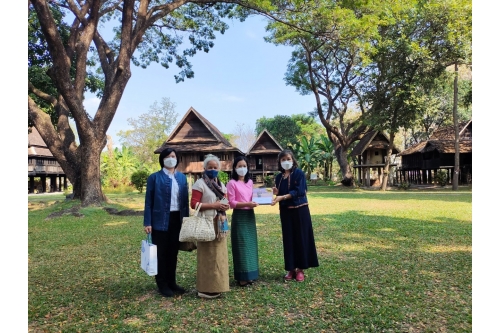 ให้การต้อนรับผู้อำนวยการศูนย์หม่อนไหมเฉลิมพระเกียรติฯ เชียงใหม่ และคุณนุสรา เตียงเกตุ