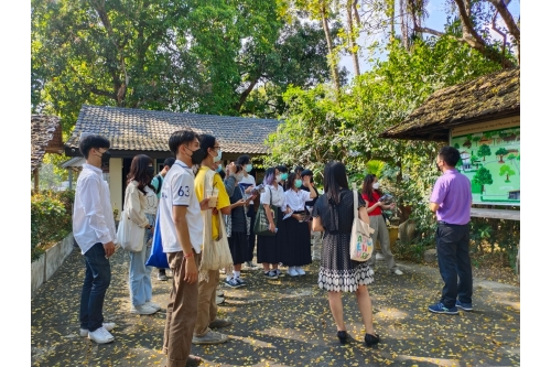 คณาจารย์และนักศึกษารายวิชาประวัติศาสตร์ล้านนา คณะมนุษยศาสตร์ มหาวิทยาลัยเชียงใหม่ เข้าทัศนศึกษาพิพิธภัณฑ์เรือนโบราณล้านนา มช.