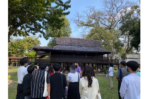 คณาจารย์และนักศึกษารายวิชาประวัติศาสตร์ล้านนา คณะมนุษยศาสตร์ มหาวิทยาลัยเชียงใหม่ เข้าทัศนศึกษาพิพิธภัณฑ์เรือนโบราณล้านนา มช.