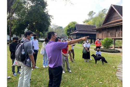 คณาจารย์และนักศึกษารายวิชาประวัติศาสตร์ล้านนา คณะมนุษยศาสตร์ มหาวิทยาลัยเชียงใหม่ เข้าทัศนศึกษาพิพิธภัณฑ์เรือนโบราณล้านนา มช.