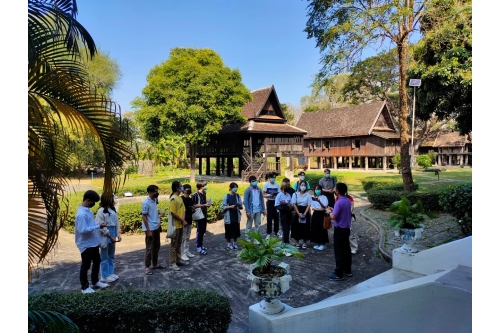 คณาจารย์และนักศึกษารายวิชาประวัติศาสตร์ล้านนา คณะมนุษยศาสตร์ มหาวิทยาลัยเชียงใหม่ เข้าทัศนศึกษาพิพิธภัณฑ์เรือนโบราณล้านนา มช.