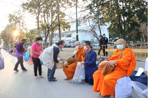 ร่วมพิธีทำบุญตักบาตรพระภิกษุ สามเณร เนื่องในวันมาฆบูชา ประจำปี พ.ศ.2565