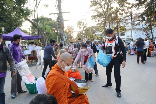 ร่วมพิธีทำบุญตักบาตรพระภิกษุ สามเณร เนื่องในวันมาฆบูชา ประจำปี พ.ศ.2565