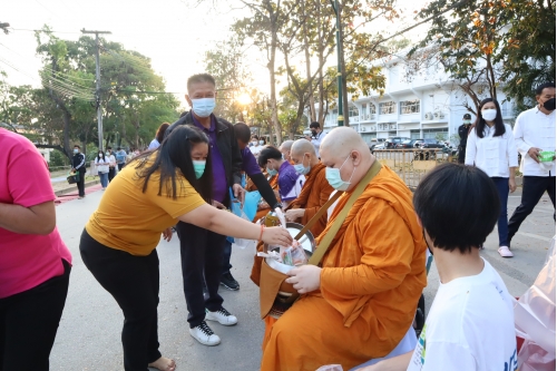 ร่วมพิธีทำบุญตักบาตรพระภิกษุ สามเณร เนื่องในวันมาฆบูชา ประจำปี พ.ศ.2565