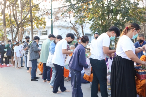 ร่วมพิธีทำบุญตักบาตรพระภิกษุ สามเณร เนื่องในวันมาฆบูชา ประจำปี พ.ศ.2565