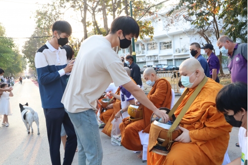 ร่วมพิธีทำบุญตักบาตรพระภิกษุ สามเณร เนื่องในวันมาฆบูชา ประจำปี พ.ศ.2565