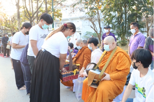 ร่วมพิธีทำบุญตักบาตรพระภิกษุ สามเณร เนื่องในวันมาฆบูชา ประจำปี พ.ศ.2565