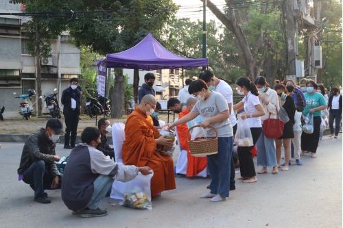 ร่วมพิธีทำบุญตักบาตรพระภิกษุ สามเณร เนื่องในวันมาฆบูชา ประจำปี พ.ศ.2565