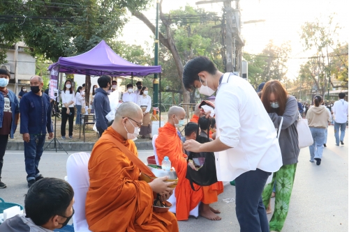 ร่วมพิธีทำบุญตักบาตรพระภิกษุ สามเณร เนื่องในวันมาฆบูชา ประจำปี พ.ศ.2565