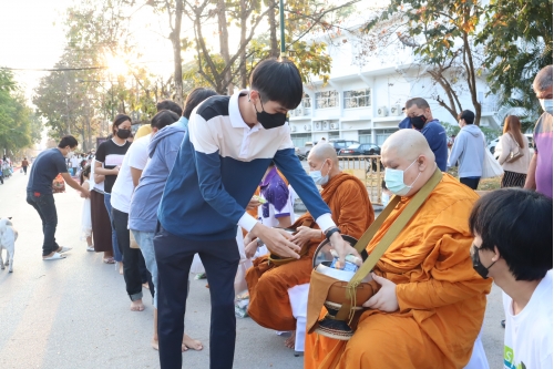 ร่วมพิธีทำบุญตักบาตรพระภิกษุ สามเณร เนื่องในวันมาฆบูชา ประจำปี พ.ศ.2565