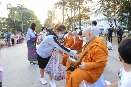 ร่วมพิธีทำบุญตักบาตรพระภิกษุ สามเณร เนื่องในวันมาฆบูชา ประจำปี พ.ศ.2565