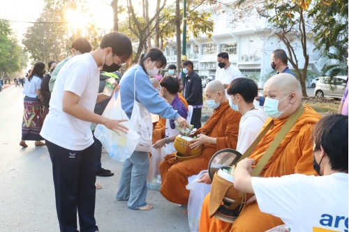 ร่วมพิธีทำบุญตักบาตรพระภิกษุ สามเณร เนื่องในวันมาฆบูชา ประจำปี พ.ศ.2565