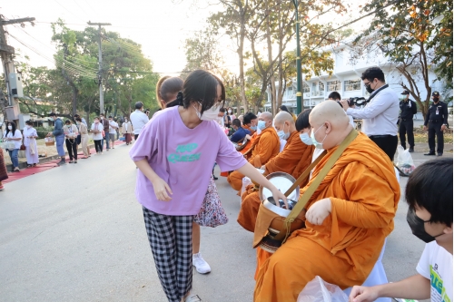 ร่วมพิธีทำบุญตักบาตรพระภิกษุ สามเณร เนื่องในวันมาฆบูชา ประจำปี พ.ศ.2565