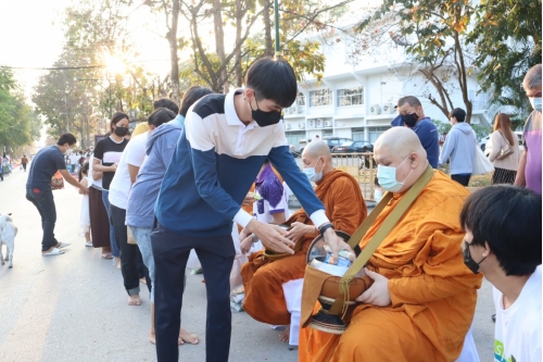 ร่วมพิธีทำบุญตักบาตรพระภิกษุ สามเณร เนื่องในวันมาฆบูชา ประจำปี พ.ศ. 2565