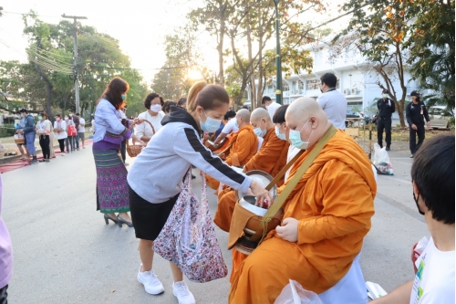 ร่วมพิธีทำบุญตักบาตรพระภิกษุ สามเณร เนื่องในวันมาฆบูชา ประจำปี พ.ศ. 2565