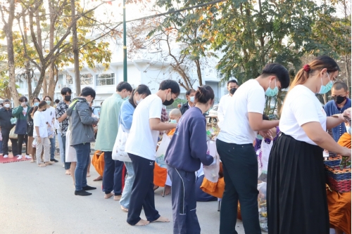 ร่วมพิธีทำบุญตักบาตรพระภิกษุ สามเณร เนื่องในวันมาฆบูชา ประจำปี พ.ศ. 2565