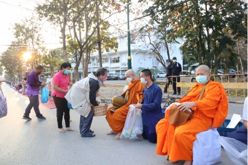 ร่วมพิธีทำบุญตักบาตรพระภิกษุ สามเณร เนื่องในวันมาฆบูชา ประจำปี พ.ศ. 2565