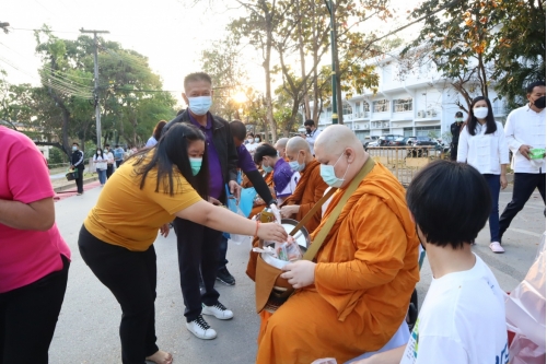 ร่วมพิธีทำบุญตักบาตรพระภิกษุ สามเณร เนื่องในวันมาฆบูชา ประจำปี พ.ศ. 2565