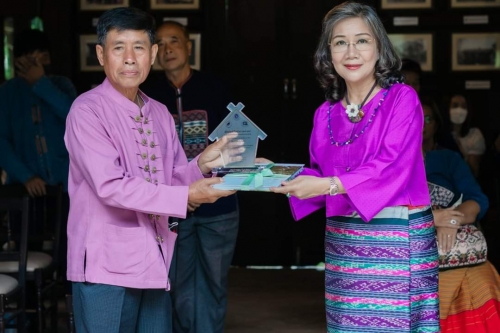 พิธีมอบโล่ประกาศเกียรติคุณเฮือนต้นแบบในการอนุรักษ์ฟื้นฟูเฮือนโบราณ