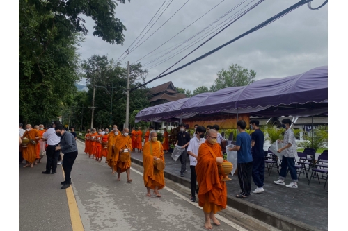 ร่วมพิธีทำบุญตักบาตรพระสงฆ์ เนื่องในวันอาสาฬหบูชา ประจำปี 2565 