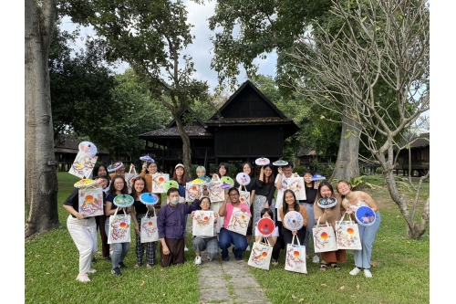 นักศึกษา Nanyang Tecnological University เเละ National University of Singapore เข้าศึกษาข้อมูลด้านศิลปวัฒนธรรม ณ พิพิธภัณฑ์เรือนโบราณล้านนา มช.