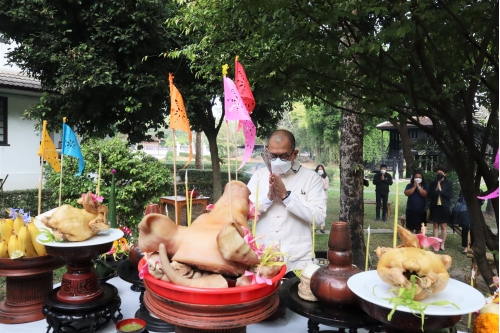 พิธีไหว้พระภูมิเจ้าที่สำนักส่งเสริมศิลปวัฒนธรรม มช. เนื่องในวันขึ้นปีใหม่ ประจำปี พ.ศ. 2566 