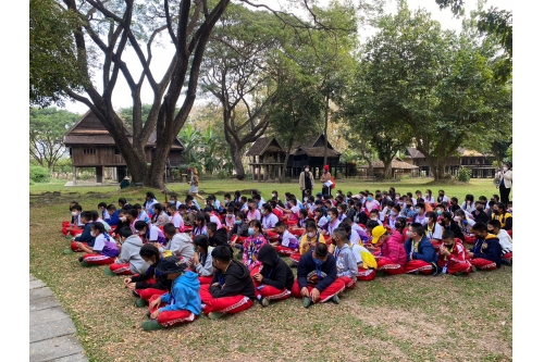 คณะครูและนักเรียนจากโรงเรียนสันกำแพง เข้าทัศนศึกษาพิพิธภัณฑ์เรือนโบราณล้านนา มช.