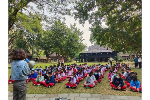 คณะครูและนักเรียนจากโรงเรียนสันกำแพง เข้าทัศนศึกษาพิพิธภัณฑ์เรือนโบราณล้านนา มช.