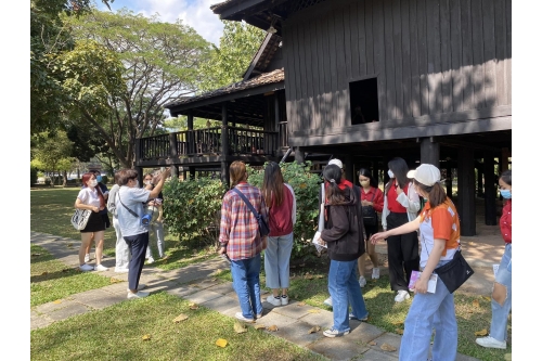 นักศึกษาจากมหาวิทยาลัยราชภัฎเชียงใหม่ ทัศนศึกษาพิธภัณฑ์เรือนโบราณล้านนา ผ่านกิจกรรรมพัฒนาผู้เรียนเพื่อศึกษาเเละเรียนรู้ภูมิปัญญาท้องถิ่น