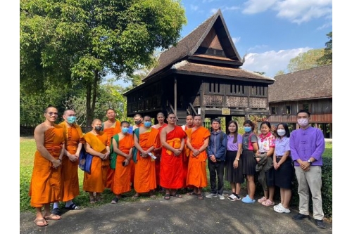 พระนิสิตจากมหาวิทยาลัยจุฬาลงกรณ์ราชวิทยาลัย เชียงใหม่ เข้าศึกษาแหล่งเรียนรู้ด้านสถาปัตยกรรมล้านนา