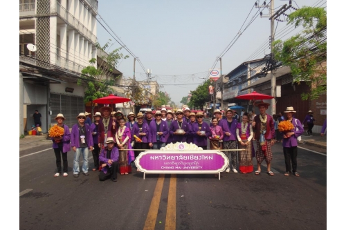  ร่วมขบวนแห่สรงน้ำพระพุทธรูปจังหวัดเชียงใหม่ สืบสานประเพณีปี๋ใหม่เมืองล้านนา 