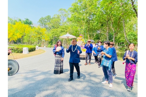 พิธีดำหัวอดีตอธิการบดี อธิการบดี และคณาจารย์ผู้อาวุโสมหาวิทยาลัยเชียงใหม่ เนื่องในประเพณีปีใหม่เมือง (สงกรานต์) ประจำปี 2566