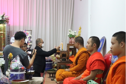 ร่วมเป็นเจ้าภาพในพิธีบำเพ็ญกุศลศพและสวดพระอภิธรรม นางรุจิรา คอทอง อดีตเลขานุการสำนักส่งเสริมศิลปวัฒนธรรมและล้านนาสร้างสรรค์