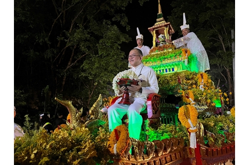 ร่วมขบวนรถบุษบกอันเชิญน้ำสรงและผ้าไตรพระราชทาน ในงานไหว้สาป๋ารมีพระบรมธาตุดอยสุเทพ ถวายน้ำสรงพระราชทาน สืบสานประเพณีเตียวขึ้นดอย วันวิสาขบูชา ประจำปี 2566