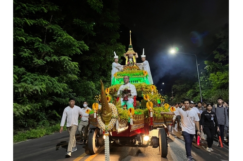 ร่วมขบวนรถบุษบกอันเชิญน้ำสรงและผ้าไตรพระราชทาน ในงานไหว้สาป๋ารมีพระบรมธาตุดอยสุเทพ ถวายน้ำสรงพระราชทาน สืบสานประเพณีเตียวขึ้นดอย วันวิสาขบูชา ประจำปี 2566