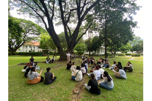 ให้การต้อนรับนักศึกษาเเละคณาจารย์จากสาขาวิชาสถาปัตยกรรมศาสตร์ภายใน คณะสถาปัตยกรรมศาสตร์และศิลปกรรมศาสตร์ มหาวิทยาลัยพะเยา