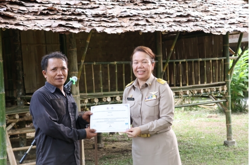 พิธีมอบใบประกาศนียบัตรแก่ผู้เข้าร่วมโครงการอบรมเชิงปฏิบัติการด้านสถาปัตยกรรมเรือนพื้นถิ่นล้านนา 