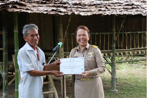 พิธีมอบใบประกาศนียบัตรแก่ผู้เข้าร่วมโครงการอบรมเชิงปฏิบัติการด้านสถาปัตยกรรมเรือนพื้นถิ่นล้านนา 