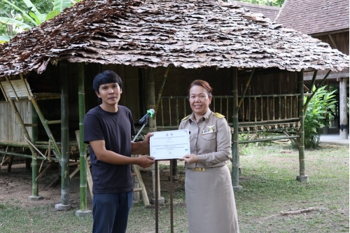 พิธีมอบใบประกาศนียบัตรแก่ผู้เข้าร่วมโครงการอบรมเชิงปฏิบัติการด้านสถาปัตยกรรมเรือนพื้นถิ่นล้านนา 