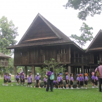 คณะครูและนักเรียนจากโรงเรียนสาธิตมหาวิทยาลัยราชภัฏเชียงใหม่ เยี่ยมชมพิพิธภัณฑ์เรือนโบราณล้านนา มช.