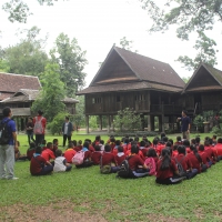 คณะครูและนักเรียนจากโรงเรียนในสังกัดเทศบาลตำบลแม่วาง เยี่ยมชมพิพิธภัณฑ์เรือนโบราณล้านนา มช.