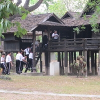 คณะครูและนักเรียนจากโรงเรียนดาราวิทยาลัย เยี่ยมชมพิพิธภัณฑ์เรือนโบราณล้านนา มช.