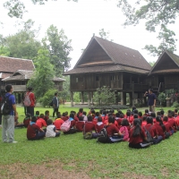 คณะครูและนักเรียนจากโรงเรียนในสังกัดเทศบาลตำบลแม่วาง เยี่ยมชมพิพิธภัณฑ์เรือนโบราณล้านนา มช.