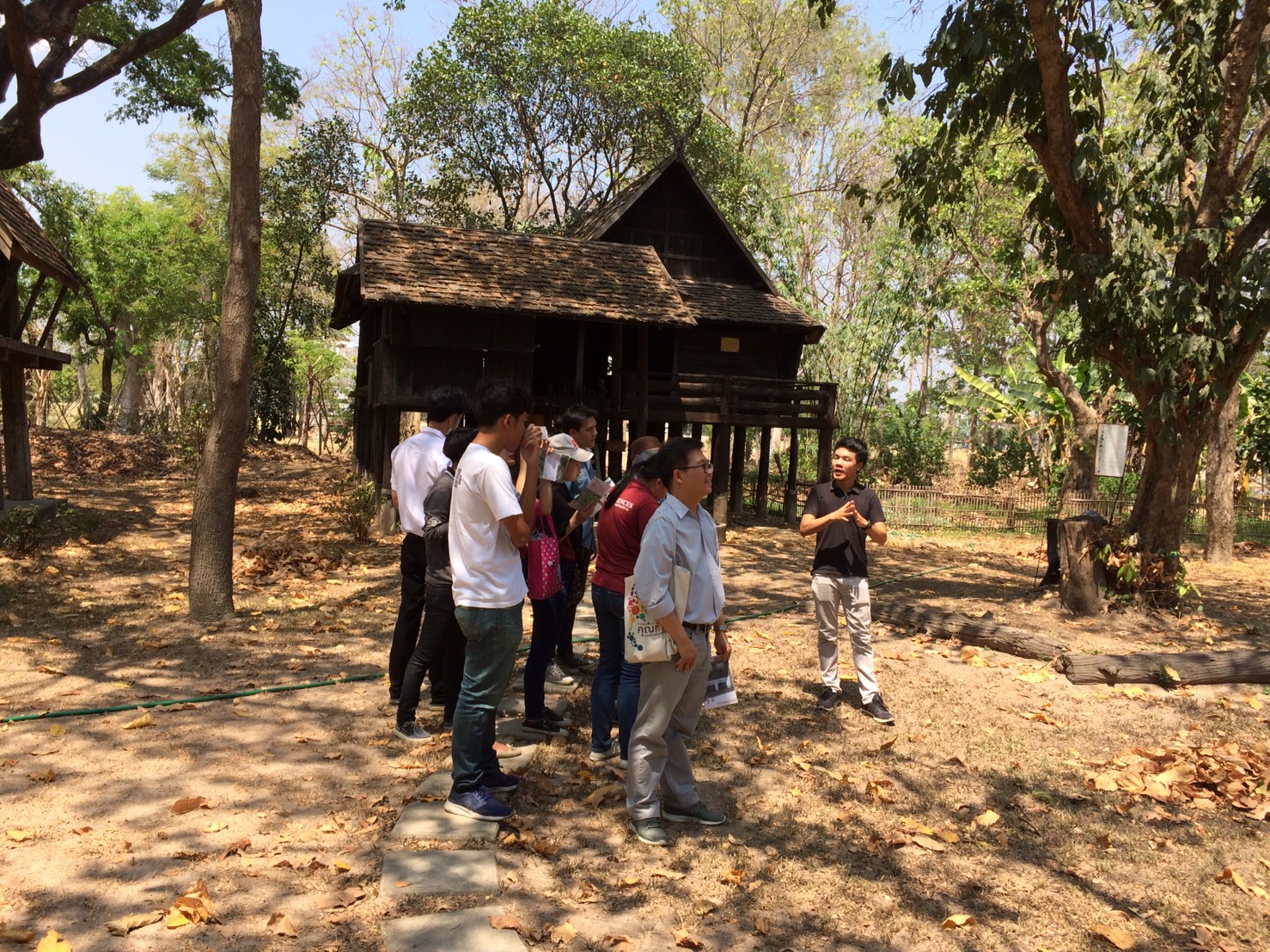 คณาจารย์และนักศึกษาจากภาควิชาสังคมวิทยาและมานุษยวิทยา คณะสังคมศาสตร์ มช. เยี่ยมชมพิพิธภัณฑ์เรือนโบราณล้านนา มช.